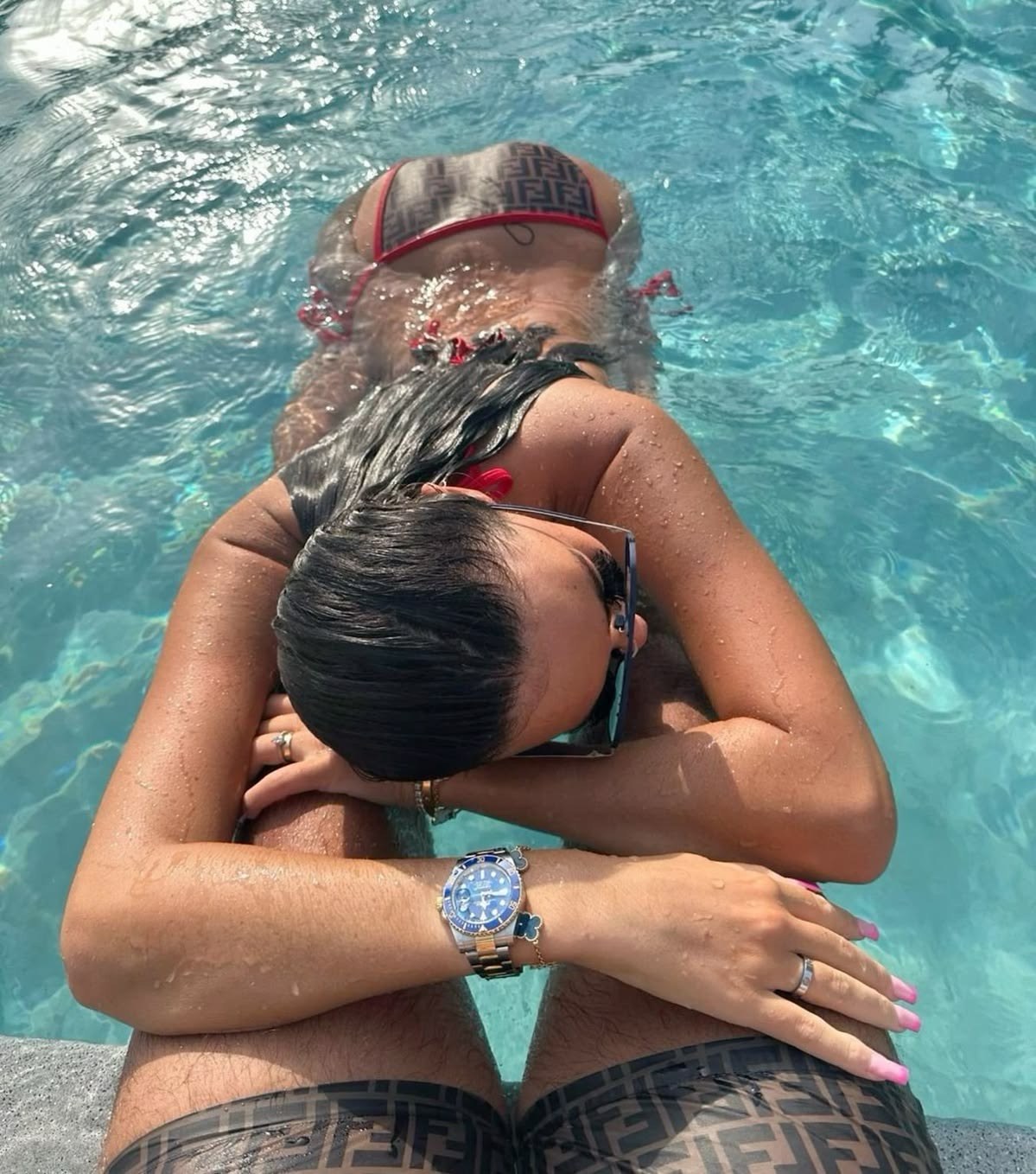 Nachher : Mit ihr am Pool — Fendi-Style
