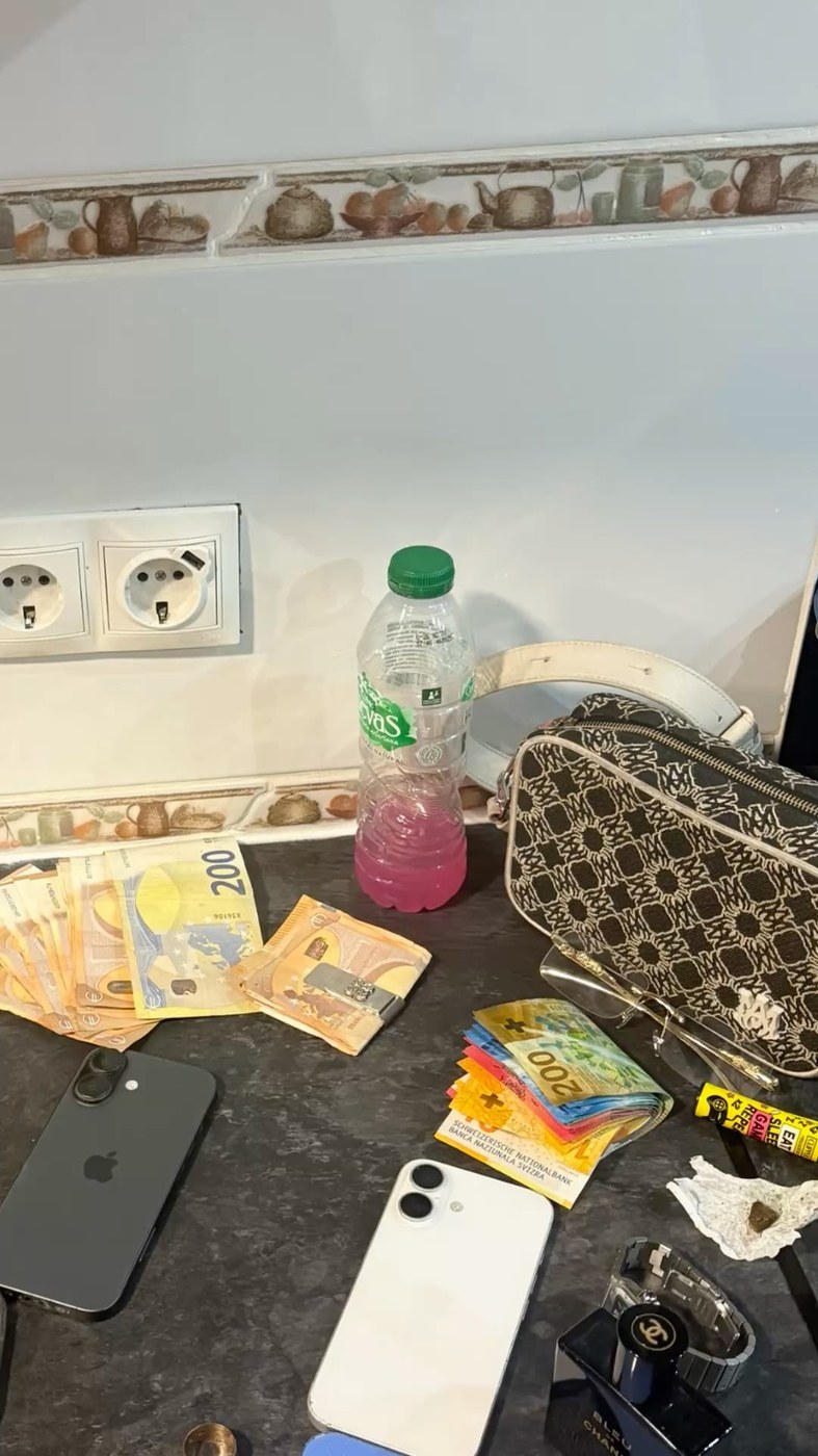 Nachher : Cash-Bündel in der Chanel-Tasche