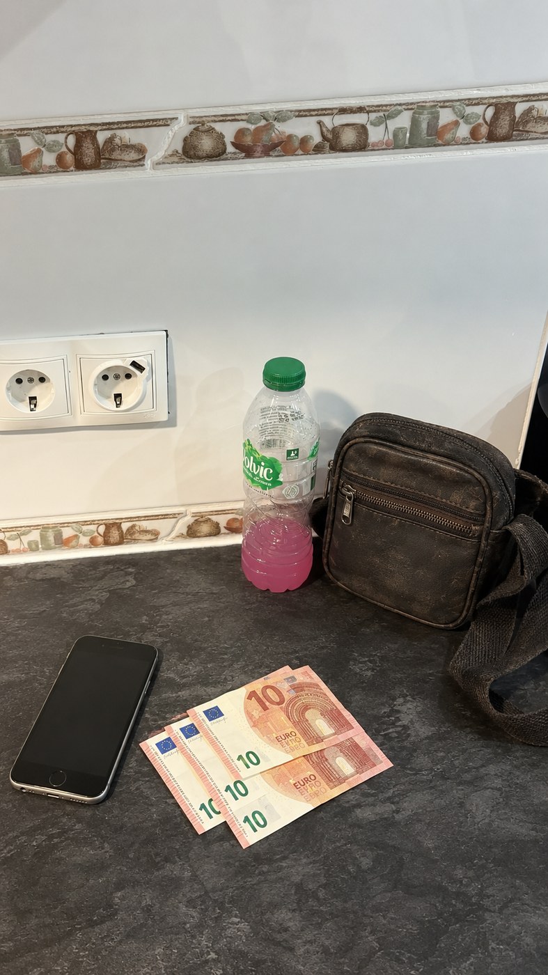 Vorher : Ein paar Scheine in einer alten Tasche